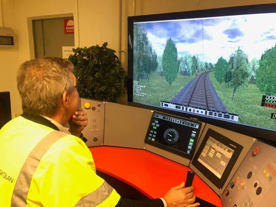 Generaldirektör Thomas Persson i tågsimulatorn på lokförarutbildningen i Ängelholm, Trafikverksskolan