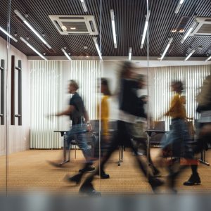 Personer i rörelse i kontorsmiljö